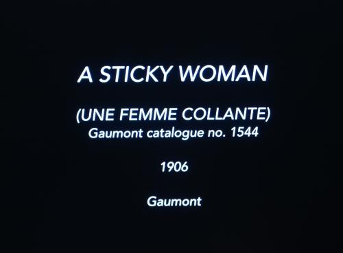 Une femme collante